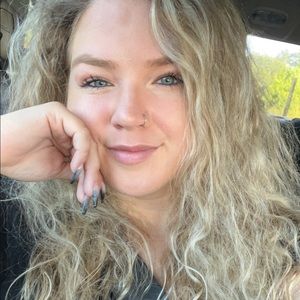 Meet your Posher, Caitlin